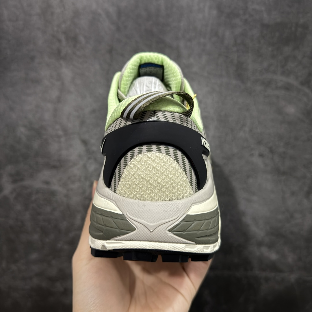 图片[4]-【纯原H版】HOKA ONE ONE Mafate Speed 2 Low 玛法特2代系列低帮轻量户外越野休闲运动慢跑鞋 正确组合底 市场顶级版本 上脚赞到报爆 轻盈舒适 鞋面采用超轻的无缝架构 轻薄的TPU贴在透气的鞋面材料上 减轻重量同时也保证了支撑性 鞋底采用滚动平衡技术 引导跑者回归自然步态 祖传的神奇EVA材质中底依旧是一如既往地表现优秀 能提供充足的缓震 作为HOKA家的越野跑鞋 VIBRAM 橡胶大底也是必不可少的 即便在复杂湿滑的地形 依旧能有良好的抓地力及稳定性 鞋带采用了弹性不易松脱的扁宽弹性鞋带 前掌与中掌部分也进行了加宽 也更加适合亚洲人的脚型 是一款十分全面且足够强悍的户外硬核越野鞋 日常搭配的话短裤是基本不挑 阔腿裤 工装裤以及各种长筒牛仔裤都可以 尺码：36 36.5 37.5 38 38.5 39 40 40.5 41 42 42.5 43 44 44.5 45-选品中心