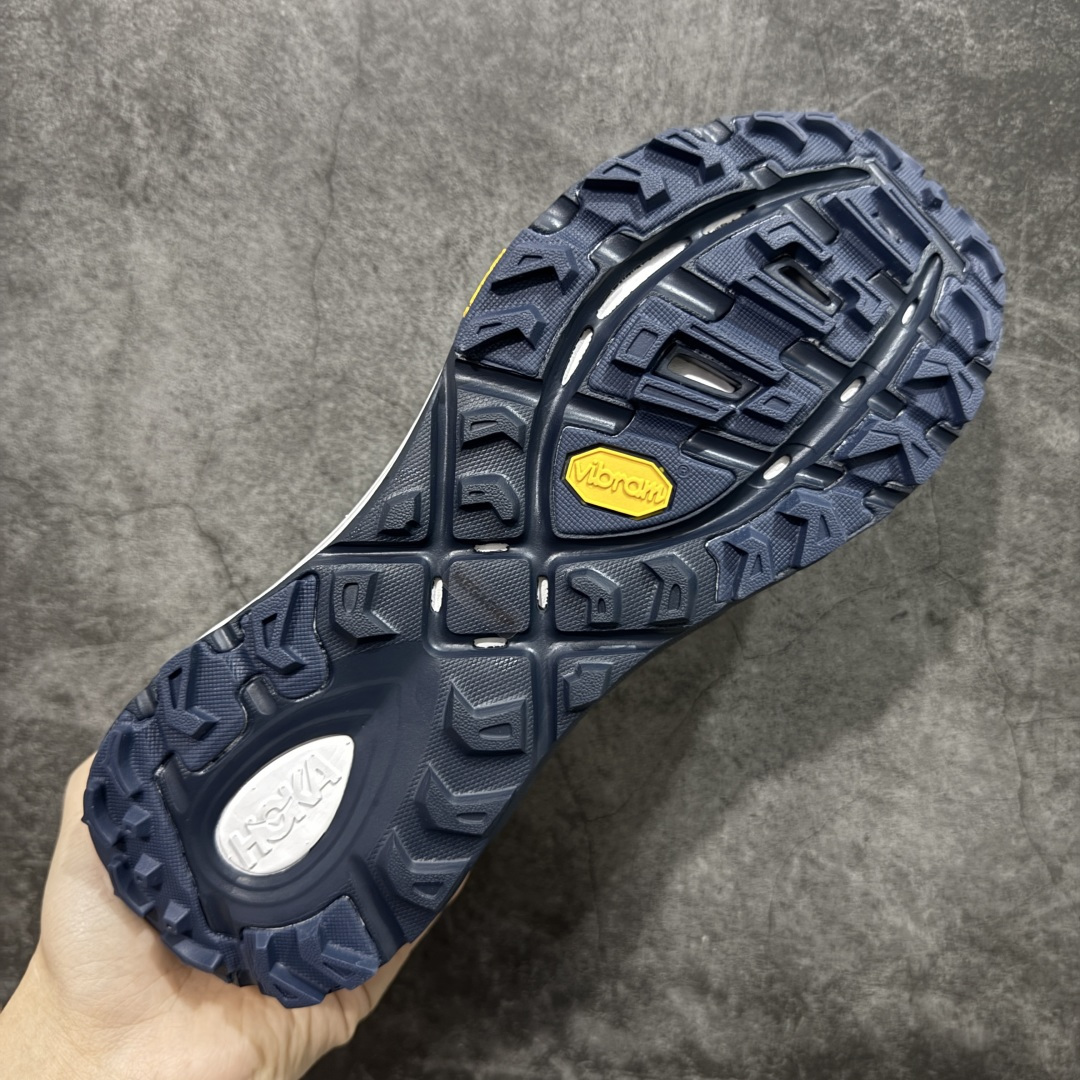 图片[9]-【纯原H版】HOKA ONE ONE Mafate Speed 2 Low 玛法特2代系列低帮轻量户外越野休闲运动慢跑鞋 正确组合底 市场顶级版本 上脚赞到报爆 轻盈舒适 鞋面采用超轻的无缝架构 轻薄的TPU贴在透气的鞋面材料上 减轻重量同时也保证了支撑性 鞋底采用滚动平衡技术 引导跑者回归自然步态 祖传的神奇EVA材质中底依旧是一如既往地表现优秀 能提供充足的缓震 作为HOKA家的越野跑鞋 VIBRAM 橡胶大底也是必不可少的 即便在复杂湿滑的地形 依旧能有良好的抓地力及稳定性 鞋带采用了弹性不易松脱的扁宽弹性鞋带 前掌与中掌部分也进行了加宽 也更加适合亚洲人的脚型 是一款十分全面且足够强悍的户外硬核越野鞋 日常搭配的话短裤是基本不挑 阔腿裤 工装裤以及各种长筒牛仔裤都可以 尺码：36 36.5 37.5 38 38.5 39 40 40.5 41 42 42.5 43 44 44.5 45-选品中心