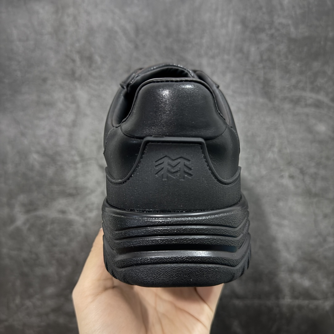 图片[4]-【公司级】可隆KOLON SPORT 舒适柔软 防水支撑轻便回弹 低帮 徒步鞋 黑色 脚感软到像踩云朵☁️—鞋面柔软贴合脚型，走石子路也不硌脚；防滑V黄金大底纹路深似锯齿，泥地、陡坡都稳稳拿捏，下雨天也不怕打滑。黑色耐脏又百搭，日常穿去上班是低调质感，进山徒步是可靠装备，从城市到山野，一双鞋承包所有 “出走计划” 尺码：40-44-选品中心