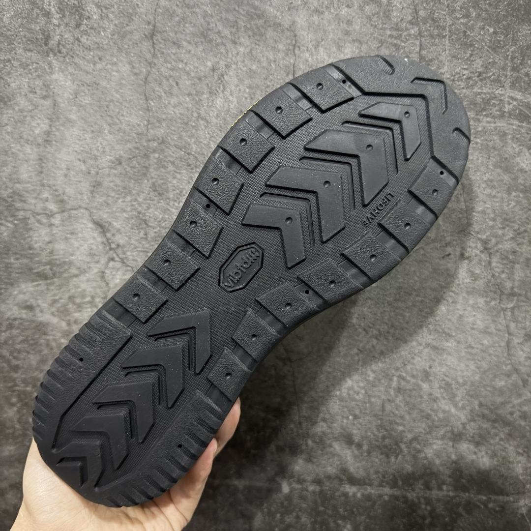 图片[9]-【公司级】可隆KOLON SPORT 舒适柔软 防水支撑轻便回弹 低帮 徒步鞋 黑色 脚感软到像踩云朵☁️—鞋面柔软贴合脚型，走石子路也不硌脚；防滑V黄金大底纹路深似锯齿，泥地、陡坡都稳稳拿捏，下雨天也不怕打滑。黑色耐脏又百搭，日常穿去上班是低调质感，进山徒步是可靠装备，从城市到山野，一双鞋承包所有 “出走计划” 尺码：40-44-选品中心