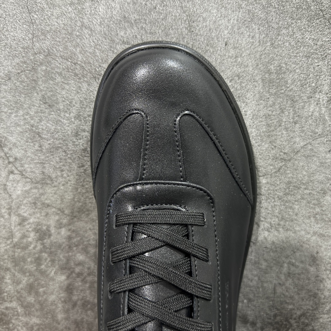 图片[5]-【公司级】可隆KOLON SPORT 舒适柔软 防水支撑轻便回弹 低帮 徒步鞋 黑色 脚感软到像踩云朵☁️—鞋面柔软贴合脚型，走石子路也不硌脚；防滑V黄金大底纹路深似锯齿，泥地、陡坡都稳稳拿捏，下雨天也不怕打滑。黑色耐脏又百搭，日常穿去上班是低调质感，进山徒步是可靠装备，从城市到山野，一双鞋承包所有 “出走计划” 尺码：40-44-选品中心