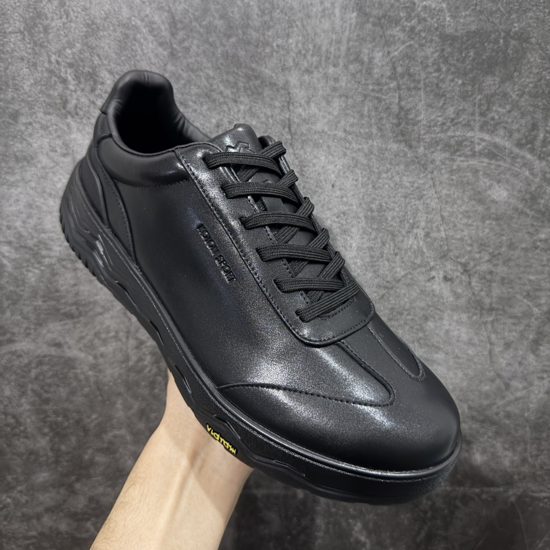 图片[3]-【公司级】可隆KOLON SPORT 舒适柔软 防水支撑轻便回弹 低帮 徒步鞋 黑色 脚感软到像踩云朵☁️—鞋面柔软贴合脚型，走石子路也不硌脚；防滑V黄金大底纹路深似锯齿，泥地、陡坡都稳稳拿捏，下雨天也不怕打滑。黑色耐脏又百搭，日常穿去上班是低调质感，进山徒步是可靠装备，从城市到山野，一双鞋承包所有 “出走计划” 尺码：40-44-选品中心