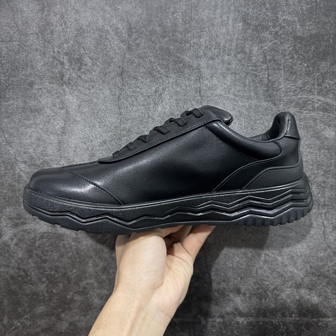 图片[2]-【公司级】可隆KOLON SPORT 舒适柔软 防水支撑轻便回弹 低帮 徒步鞋 黑色 脚感软到像踩云朵☁️—鞋面柔软贴合脚型，走石子路也不硌脚；防滑V黄金大底纹路深似锯齿，泥地、陡坡都稳稳拿捏，下雨天也不怕打滑。黑色耐脏又百搭，日常穿去上班是低调质感，进山徒步是可靠装备，从城市到山野，一双鞋承包所有 “出走计划” 尺码：40-44-选品中心