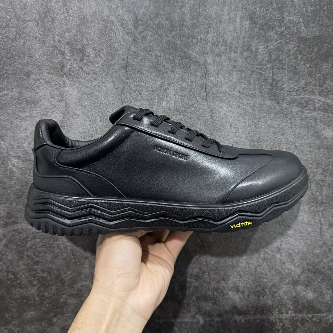 【公司级】可隆KOLON SPORT 舒适柔软 防水支撑轻便回弹 低帮 徒步鞋 黑色 脚感软到像踩云朵☁️—鞋面柔软贴合脚型，走石子路也不硌脚；防滑V黄金大底纹路深似锯齿，泥地、陡坡都稳稳拿捏，下雨天也不怕打滑。黑色耐脏又百搭，日常穿去上班是低调质感，进山徒步是可靠装备，从城市到山野，一双鞋承包所有 “出走计划” 尺码：40-44-选品中心
