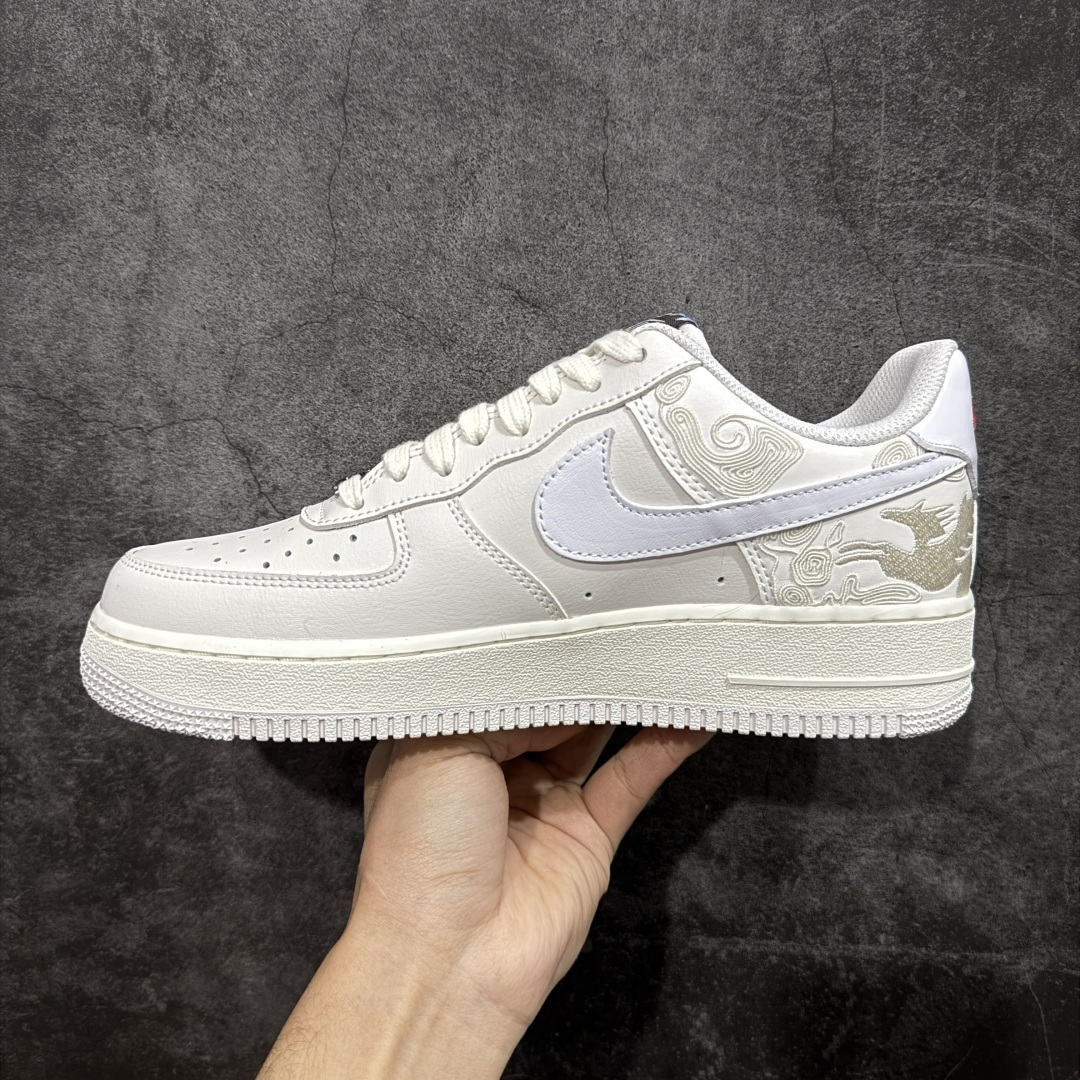 图片[2]-【XC礼盒版】Nike Air Force 1\’07 Low 马年限定 空军一号低帮休闲板鞋 IQ1119-011  高端礼盒 正确刺绣 原版品质 专柜特供 原楦头原纸板 定制五金配件 内置全掌气垫 原厂鞋底   尺码：36 36.5 37.5 38 38.5 39 40 40.5 41 42 42.5 43 44 44.5 45 46-选品中心