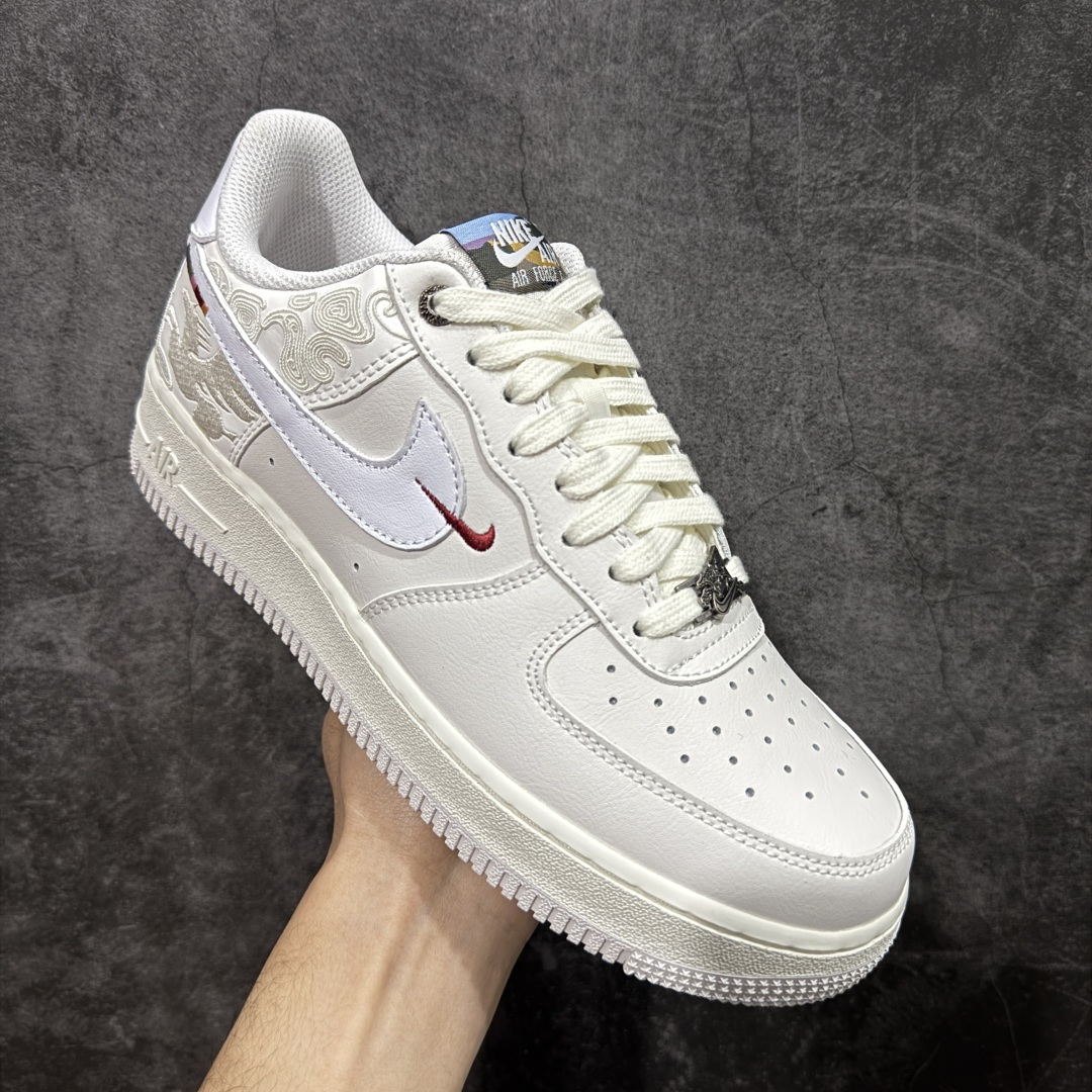 图片[3]-【XC礼盒版】Nike Air Force 1\’07 Low 马年限定 空军一号低帮休闲板鞋 IQ1119-011  高端礼盒 正确刺绣 原版品质 专柜特供 原楦头原纸板 定制五金配件 内置全掌气垫 原厂鞋底   尺码：36 36.5 37.5 38 38.5 39 40 40.5 41 42 42.5 43 44 44.5 45 46-选品中心