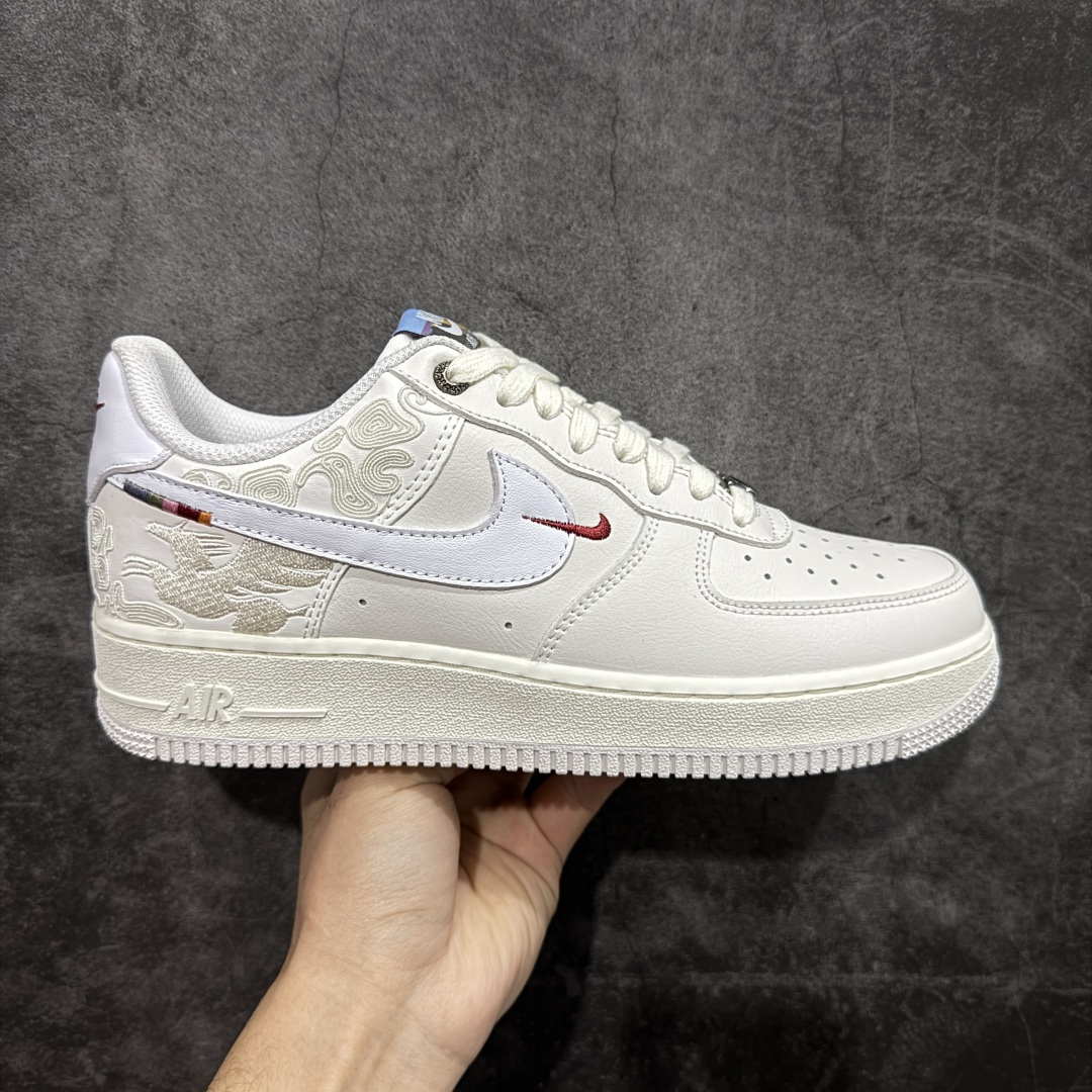 【XC礼盒版】Nike Air Force 1\’07 Low 马年限定 空军一号低帮休闲板鞋 IQ1119-011  高端礼盒 正确刺绣 原版品质 专柜特供 原楦头原纸板 定制五金配件 内置全掌气垫 原厂鞋底   尺码：36 36.5 37.5 38 38.5 39 40 40.5 41 42 42.5 43 44 44.5 45 46-选品中心