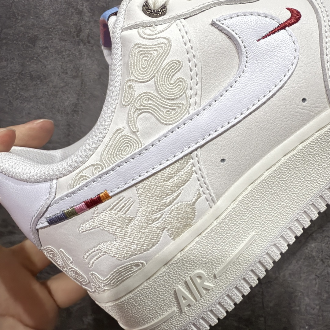 图片[3]-【XC礼盒版】Nike Air Force 1\’07 Low 马年限定 空军一号低帮休闲板鞋 IQ1119-011  高端礼盒 正确刺绣 原版品质 专柜特供 原楦头原纸板 定制五金配件 内置全掌气垫 原厂鞋底   尺码：36 36.5 37.5 38 38.5 39 40 40.5 41 42 42.5 43 44 44.5 45 46-选品中心