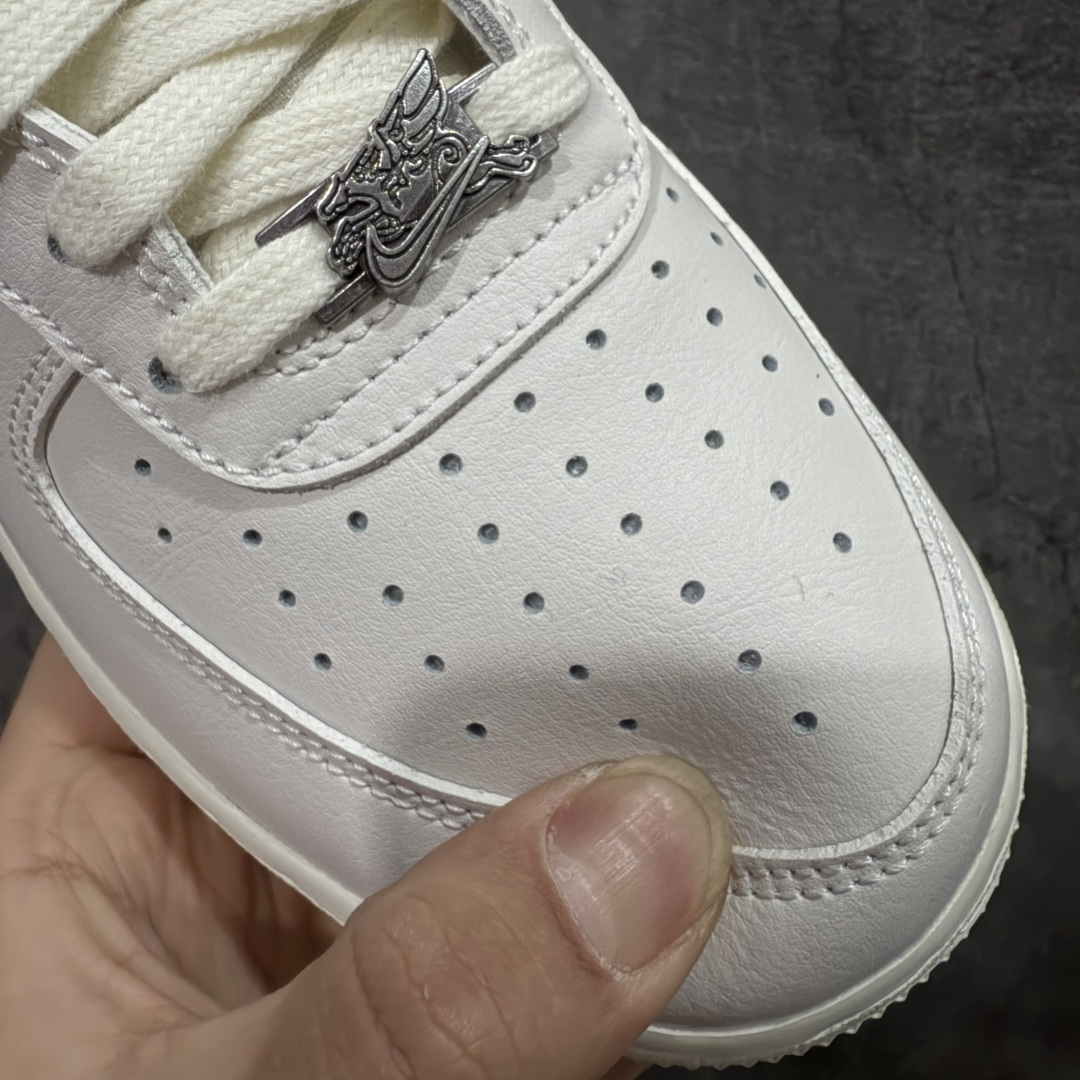图片[5]-【XC礼盒版】Nike Air Force 1\’07 Low 马年限定 空军一号低帮休闲板鞋 IQ1119-011  高端礼盒 正确刺绣 原版品质 专柜特供 原楦头原纸板 定制五金配件 内置全掌气垫 原厂鞋底   尺码：36 36.5 37.5 38 38.5 39 40 40.5 41 42 42.5 43 44 44.5 45 46-选品中心