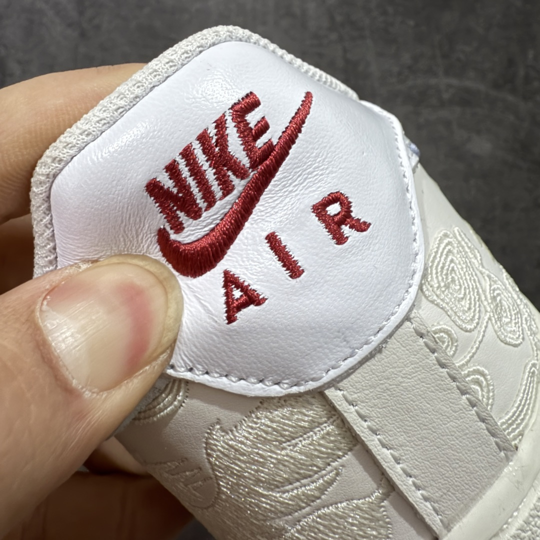 图片[2]-【XC礼盒版】Nike Air Force 1\’07 Low 马年限定 空军一号低帮休闲板鞋 IQ1119-011  高端礼盒 正确刺绣 原版品质 专柜特供 原楦头原纸板 定制五金配件 内置全掌气垫 原厂鞋底   尺码：36 36.5 37.5 38 38.5 39 40 40.5 41 42 42.5 43 44 44.5 45 46-选品中心