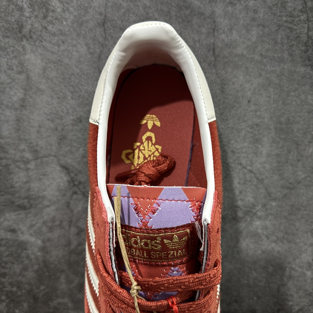 图片[8]-【公司级】Adidas Handball Spezial 马年限定 阿迪达斯经典复古休闲板鞋 #全鞋采用反毛皮制作 牛筋耐磨大底 承载青春情怀的板鞋 经典三条杠装饰鞋侧 品牌辨识度清晰 货号：KJ6299 尺码：36-45-选品中心