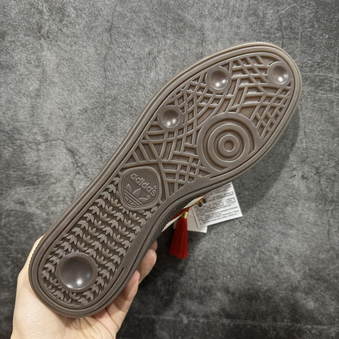 图片[9]-【公司级】Adidas Handball Spezial 马年限定 阿迪达斯经典复古休闲板鞋 #全鞋采用反毛皮制作 牛筋耐磨大底 承载青春情怀的板鞋 经典三条杠装饰鞋侧 品牌辨识度清晰 货号：KJ6299 尺码：36-45-选品中心