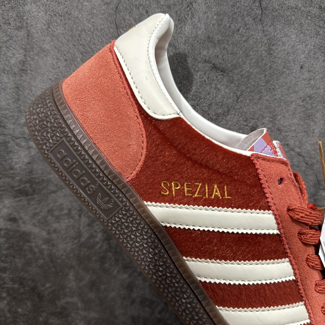 图片[7]-【公司级】Adidas Handball Spezial 马年限定 阿迪达斯经典复古休闲板鞋 #全鞋采用反毛皮制作 牛筋耐磨大底 承载青春情怀的板鞋 经典三条杠装饰鞋侧 品牌辨识度清晰 货号：KJ6299 尺码：36-45-选品中心