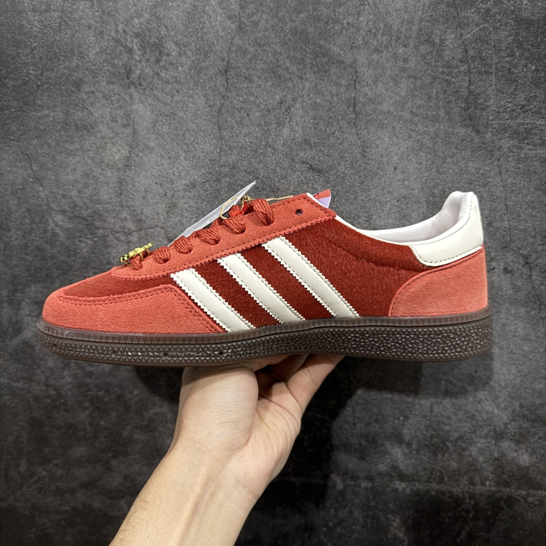 图片[2]-【公司级】Adidas Handball Spezial 马年限定 阿迪达斯经典复古休闲板鞋 #全鞋采用反毛皮制作 牛筋耐磨大底 承载青春情怀的板鞋 经典三条杠装饰鞋侧 品牌辨识度清晰 货号：KJ6299 尺码：36-45-选品中心