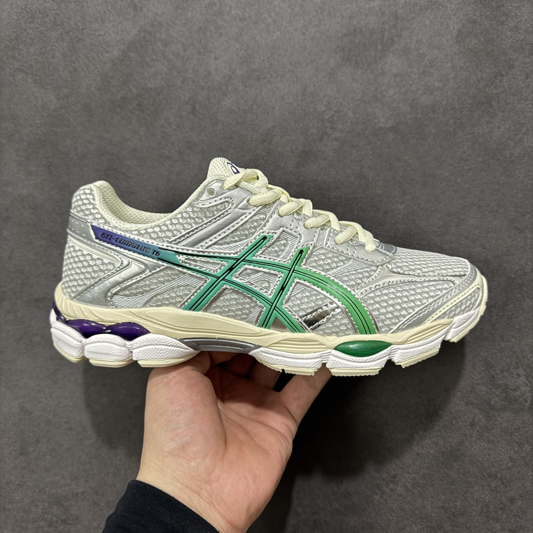 【公司级】Asics Gel-Cumulus 16 亚瑟士复古时尚缓震运动跑步鞋 鞋面采用无缝线工程网眼设计，全面升级的FF BLAST™ PLUS泡棉，更轻、更弹、更耐久。相比前代更轻盈鞋底采用了轻质发泡材料,并在后跟和前掌处采用了亚瑟士核心科技GEL缓震胶,赋予鞋款强大的缓冲性能,提供了更柔软舒适的穿着体验。AHAR® PLUS超耐磨橡胶大底，延长跑鞋使用寿命。 货号：1203A990-100 尺码：36 37 37.5 38 39 39.5 40 40.5 41.5 42 42.5 43.5 44 45 编码：AMB260270-选品中心