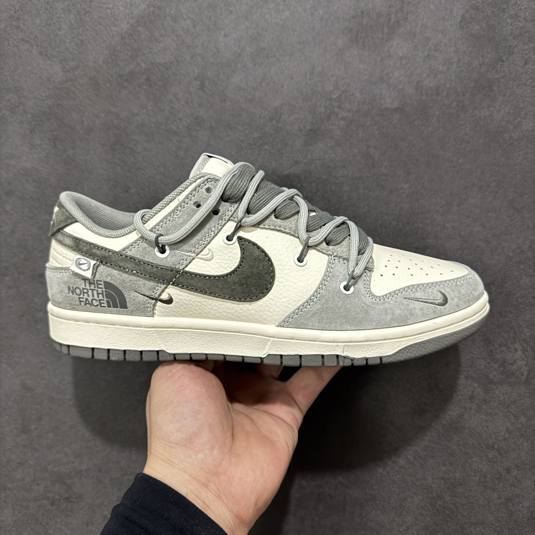 【定制版】Nike SB Dunk Low 北面联名 米灰猪八革绑带 周年高端定制 低帮休闲板鞋 #定制鞋盒 大厂纯原品质出货 超高清洁度 皮料切割干净无任何毛边 细节完美 货号：JP2026-102 尺码：36 36.5 37.5 38 38.5 39 40 40.5 41 42 42.5 43 44 44.5 45-选品中心