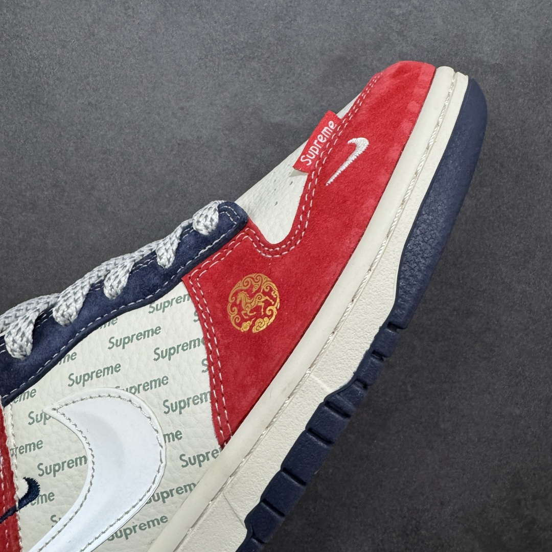 图片[5]-【定制版】Nike SB Dunk Low“ Supreme联名—马年限定” 周年高端定制 低帮休闲板鞋 定制鞋盒 大厂纯原品质出货 超高清洁度 皮料切割干净无任何毛边 细节完美 货号：FC7688-209 尺码：36 36.5 37.5 38 38.5 39 40 40.5 41 42 42.5 43 44 44.5 45 编码：HXSB330340-选品中心