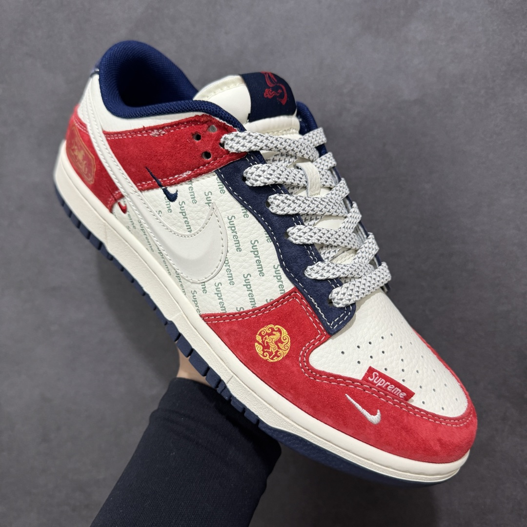 图片[3]-【定制版】Nike SB Dunk Low“ Supreme联名—马年限定” 周年高端定制 低帮休闲板鞋 定制鞋盒 大厂纯原品质出货 超高清洁度 皮料切割干净无任何毛边 细节完美 货号：FC7688-209 尺码：36 36.5 37.5 38 38.5 39 40 40.5 41 42 42.5 43 44 44.5 45 编码：HXSB330340-选品中心