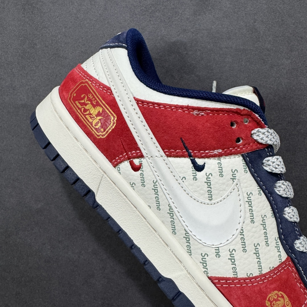 图片[6]-【定制版】Nike SB Dunk Low“ Supreme联名—马年限定” 周年高端定制 低帮休闲板鞋 定制鞋盒 大厂纯原品质出货 超高清洁度 皮料切割干净无任何毛边 细节完美 货号：FC7688-209 尺码：36 36.5 37.5 38 38.5 39 40 40.5 41 42 42.5 43 44 44.5 45 编码：HXSB330340-选品中心