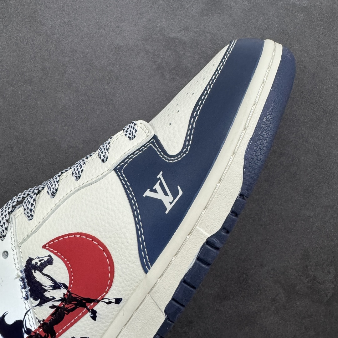 图片[5]-【定制版】Nike SB Dunk Low“ LV联名—马年限定” 周年高端定制 低帮休闲板鞋 定制鞋盒 大厂纯原品质出货 超高清洁度 皮料切割干净无任何毛边 细节完美 货号：JJ3508-563 尺码：36 36.5 37.5 38 38.5 39 40 40.5 41 42 42.5 43 44 44.5 45 编码：HXSB330340-选品中心