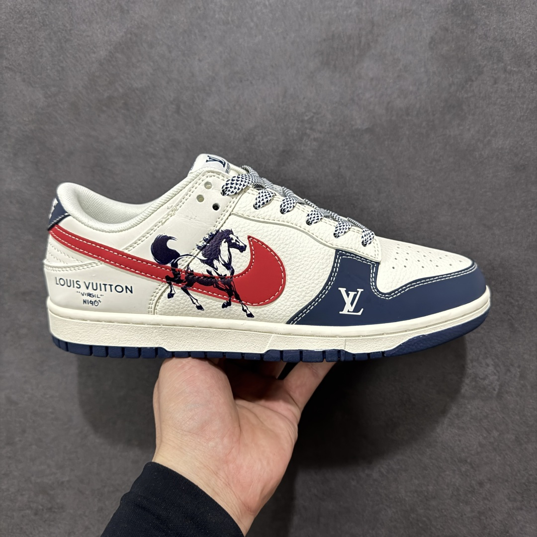 【定制版】Nike SB Dunk Low“ LV联名—马年限定” 周年高端定制 低帮休闲板鞋 定制鞋盒 大厂纯原品质出货 超高清洁度 皮料切割干净无任何毛边 细节完美 货号：JJ3508-563 尺码：36 36.5 37.5 38 38.5 39 40 40.5 41 42 42.5 43 44 44.5 45 编码：HXSB330340-选品中心