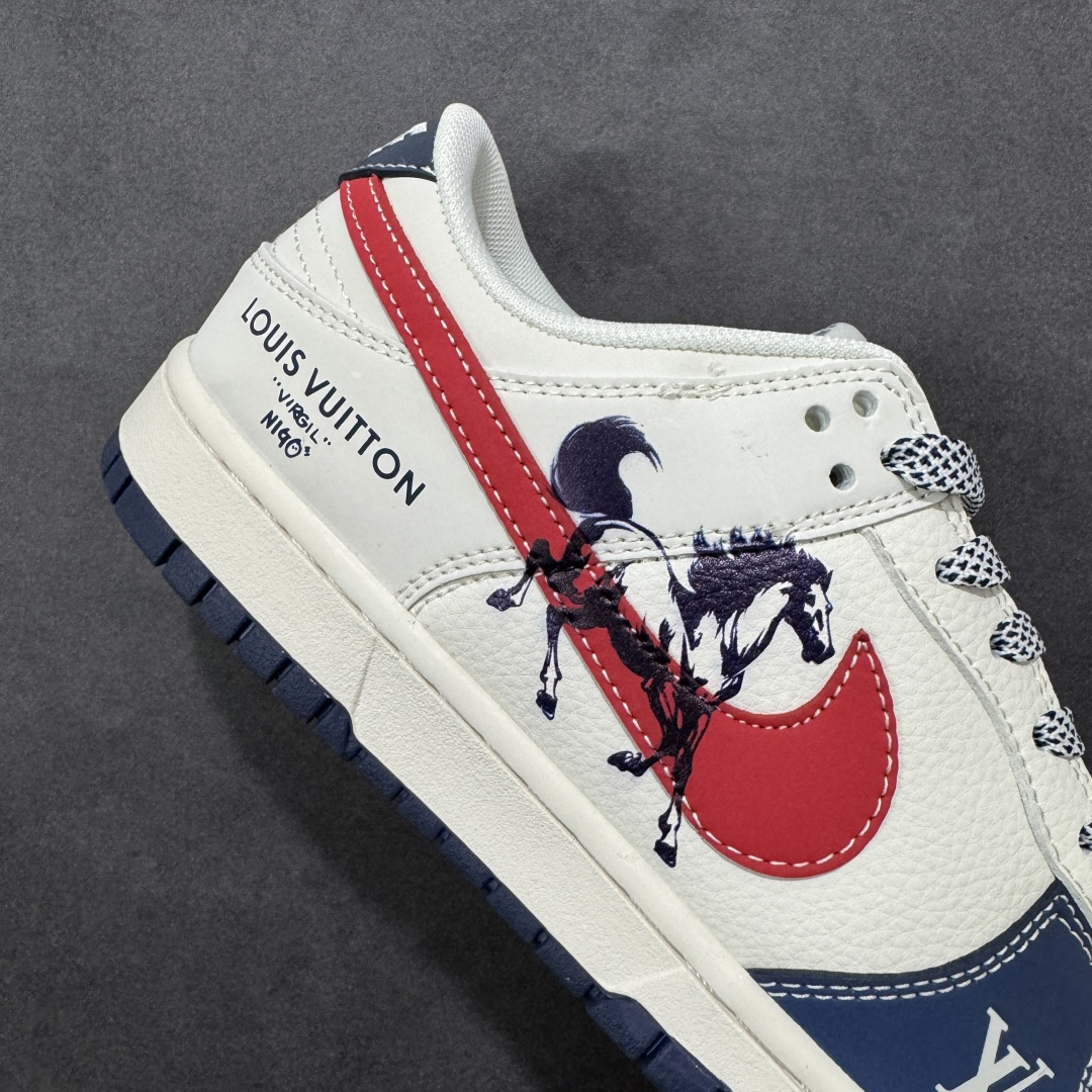 图片[6]-【定制版】Nike SB Dunk Low“ LV联名—马年限定” 周年高端定制 低帮休闲板鞋 定制鞋盒 大厂纯原品质出货 超高清洁度 皮料切割干净无任何毛边 细节完美 货号：JJ3508-563 尺码：36 36.5 37.5 38 38.5 39 40 40.5 41 42 42.5 43 44 44.5 45 编码：HXSB330340-选品中心