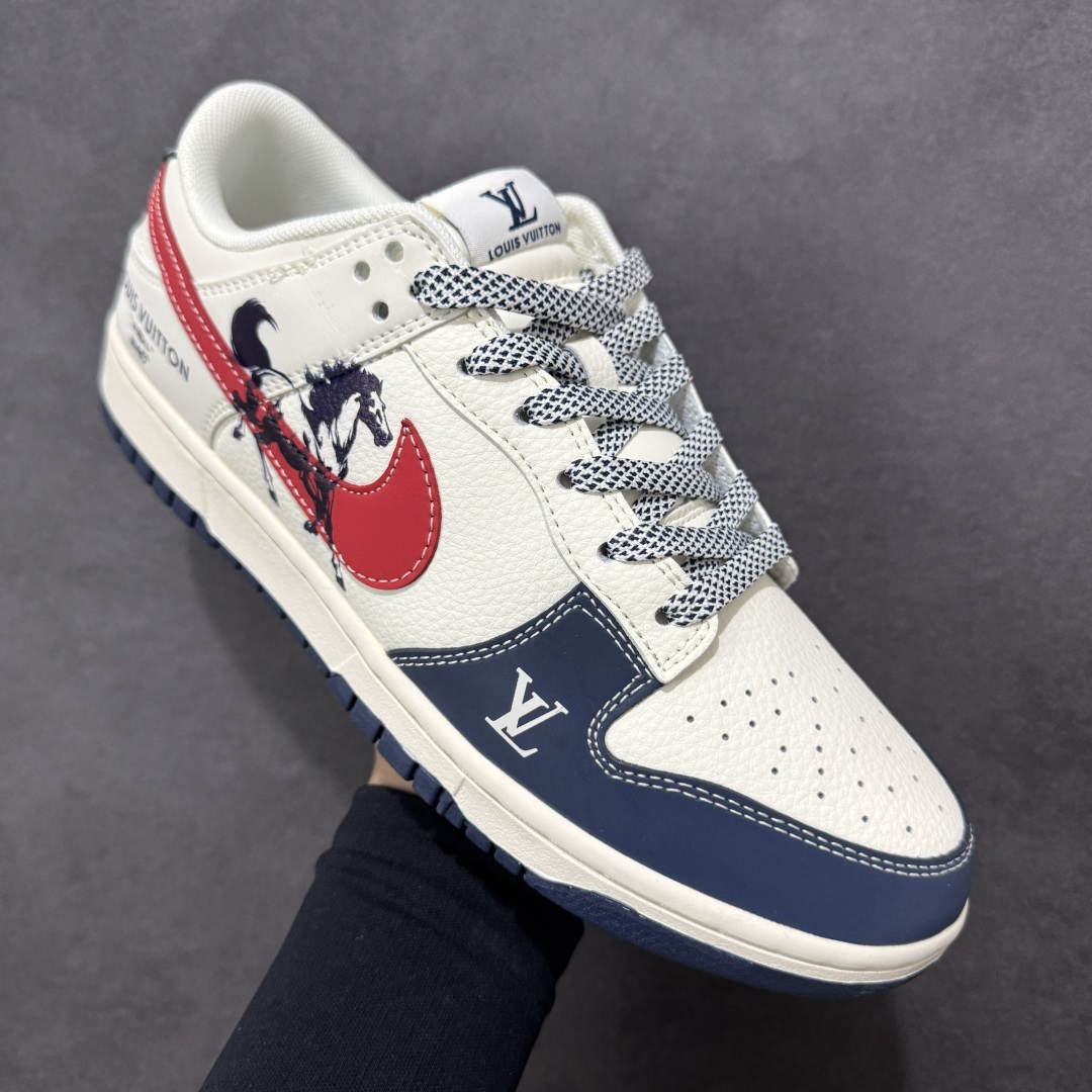 图片[3]-【定制版】Nike SB Dunk Low“ LV联名—马年限定” 周年高端定制 低帮休闲板鞋 定制鞋盒 大厂纯原品质出货 超高清洁度 皮料切割干净无任何毛边 细节完美 货号：JJ3508-563 尺码：36 36.5 37.5 38 38.5 39 40 40.5 41 42 42.5 43 44 44.5 45 编码：HXSB330340-选品中心