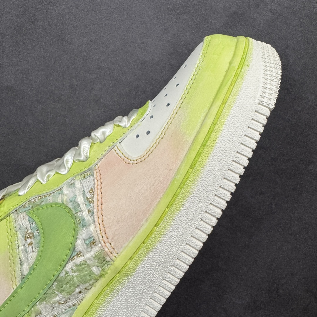 图片[5]-【定制版】手绘涂鸦“珍珠软玉”Nike Air Force 1 “Pearl & Soft Jade”空军一号定制板鞋 把 “优雅柔雾” 穿在了脚上：淡粉与薄荷绿晕染出软玉般的清透底色，珍珠链条与缎带鞋带裹满温柔质感，鞋面的织纹拼接像揉碎的春日肌理，做旧中底又添了几分松弛的复古味。甜而不腻的配色里藏着精致细节，是把 “少女优雅” 和 “日常舒适” 揉成一体的氛围感单品 货号：FJ7740-101 尺码： 36 36.5 37.5 38 38.5 39 40 40.5 41 42 42.5 43 44 44.5 45 编码：HXSA310320-选品中心