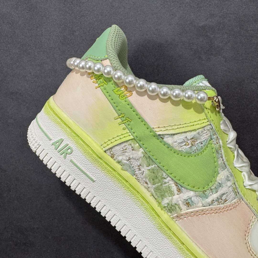 图片[6]-【定制版】手绘涂鸦“珍珠软玉”Nike Air Force 1 “Pearl & Soft Jade”空军一号定制板鞋 把 “优雅柔雾” 穿在了脚上：淡粉与薄荷绿晕染出软玉般的清透底色，珍珠链条与缎带鞋带裹满温柔质感，鞋面的织纹拼接像揉碎的春日肌理，做旧中底又添了几分松弛的复古味。甜而不腻的配色里藏着精致细节，是把 “少女优雅” 和 “日常舒适” 揉成一体的氛围感单品 货号：FJ7740-101 尺码： 36 36.5 37.5 38 38.5 39 40 40.5 41 42 42.5 43 44 44.5 45 编码：HXSA310320-选品中心