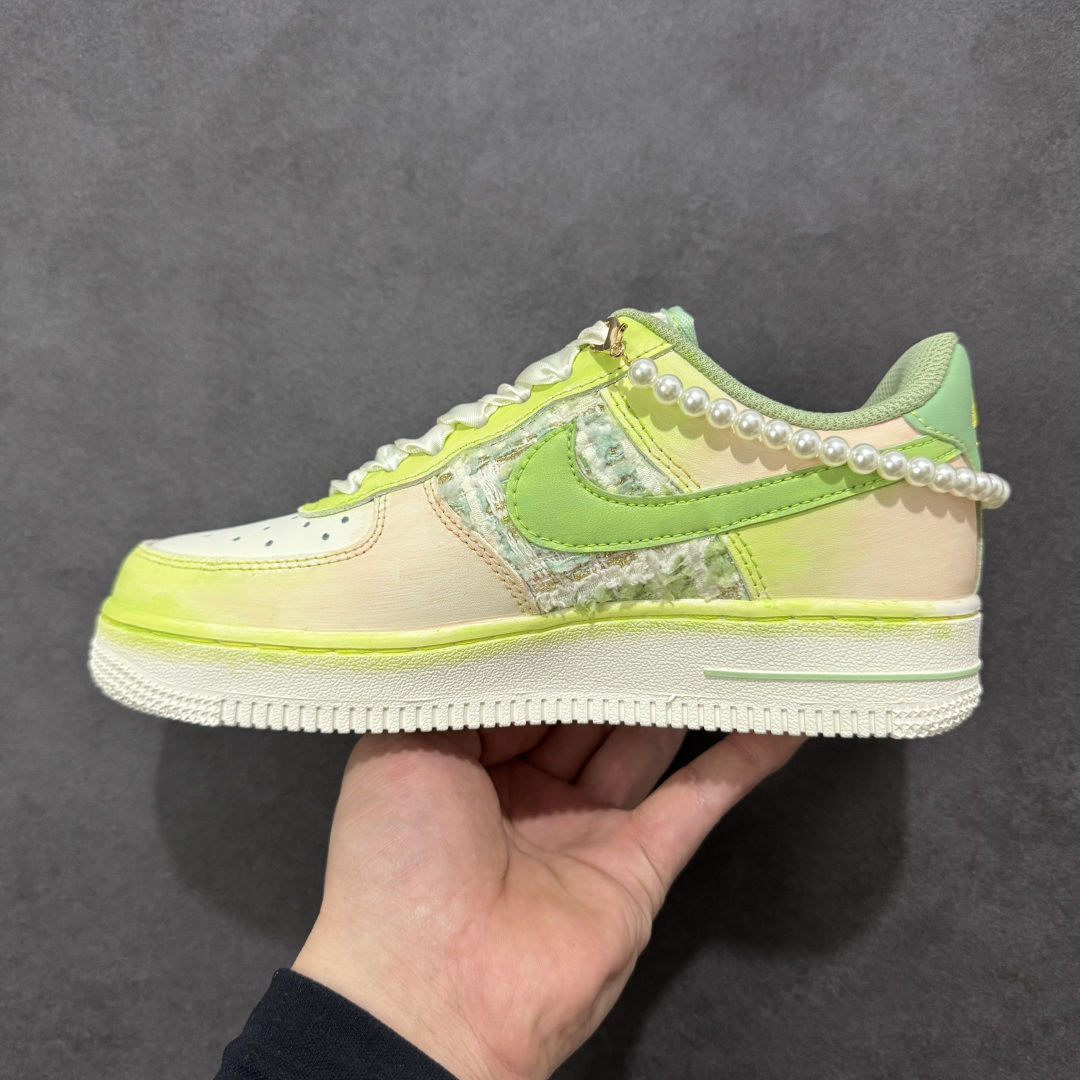 图片[2]-【定制版】手绘涂鸦“珍珠软玉”Nike Air Force 1 “Pearl & Soft Jade”空军一号定制板鞋 把 “优雅柔雾” 穿在了脚上：淡粉与薄荷绿晕染出软玉般的清透底色，珍珠链条与缎带鞋带裹满温柔质感，鞋面的织纹拼接像揉碎的春日肌理，做旧中底又添了几分松弛的复古味。甜而不腻的配色里藏着精致细节，是把 “少女优雅” 和 “日常舒适” 揉成一体的氛围感单品 货号：FJ7740-101 尺码： 36 36.5 37.5 38 38.5 39 40 40.5 41 42 42.5 43 44 44.5 45 编码：HXSA310320-选品中心