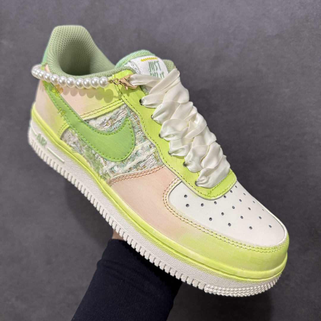 图片[3]-【定制版】手绘涂鸦“珍珠软玉”Nike Air Force 1 “Pearl & Soft Jade”空军一号定制板鞋 把 “优雅柔雾” 穿在了脚上：淡粉与薄荷绿晕染出软玉般的清透底色，珍珠链条与缎带鞋带裹满温柔质感，鞋面的织纹拼接像揉碎的春日肌理，做旧中底又添了几分松弛的复古味。甜而不腻的配色里藏着精致细节，是把 “少女优雅” 和 “日常舒适” 揉成一体的氛围感单品 货号：FJ7740-101 尺码： 36 36.5 37.5 38 38.5 39 40 40.5 41 42 42.5 43 44 44.5 45 编码：HXSA310320-选品中心