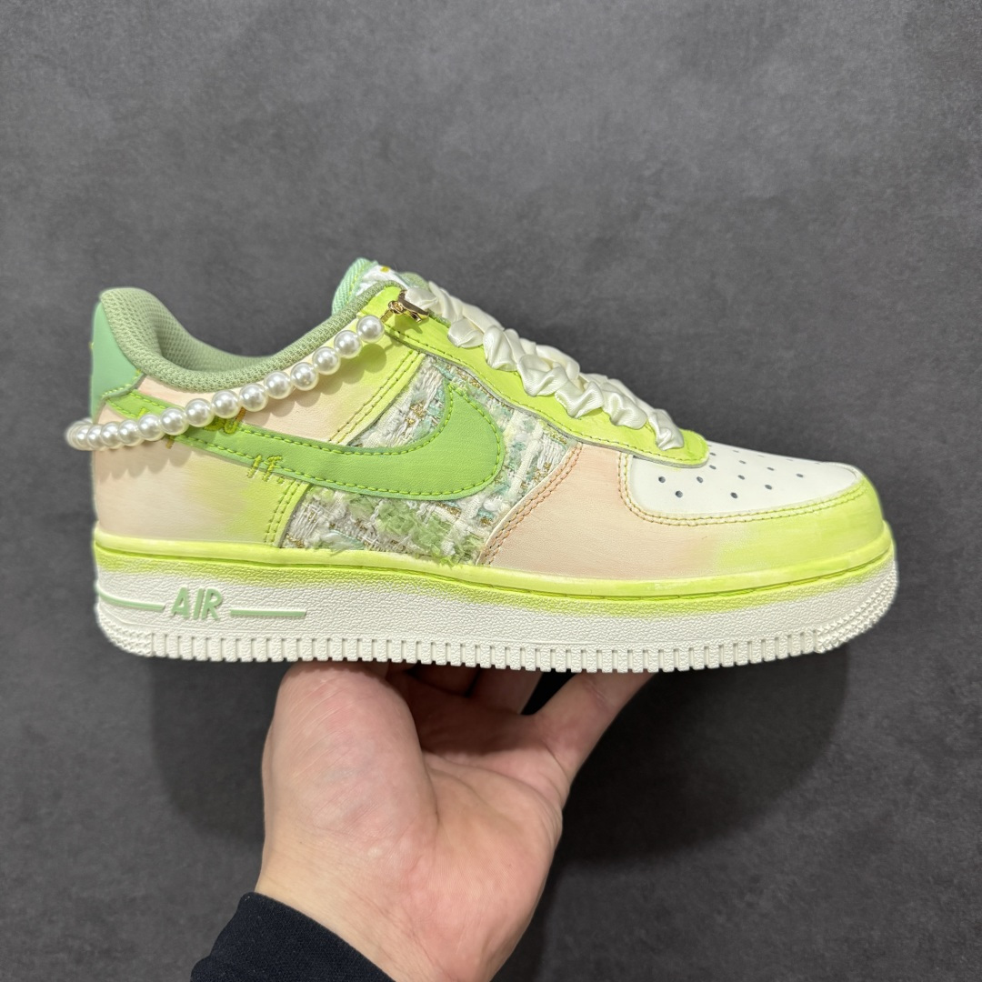 【定制版】手绘涂鸦“珍珠软玉”Nike Air Force 1 “Pearl & Soft Jade”空军一号定制板鞋 把 “优雅柔雾” 穿在了脚上：淡粉与薄荷绿晕染出软玉般的清透底色，珍珠链条与缎带鞋带裹满温柔质感，鞋面的织纹拼接像揉碎的春日肌理，做旧中底又添了几分松弛的复古味。甜而不腻的配色里藏着精致细节，是把 “少女优雅” 和 “日常舒适” 揉成一体的氛围感单品 货号：FJ7740-101 尺码： 36 36.5 37.5 38 38.5 39 40 40.5 41 42 42.5 43 44 44.5 45 编码：HXSA310320-选品中心