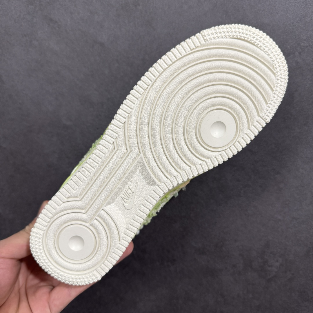 图片[9]-【定制版】手绘涂鸦“珍珠软玉”Nike Air Force 1 “Pearl & Soft Jade”空军一号定制板鞋 把 “优雅柔雾” 穿在了脚上：淡粉与薄荷绿晕染出软玉般的清透底色，珍珠链条与缎带鞋带裹满温柔质感，鞋面的织纹拼接像揉碎的春日肌理，做旧中底又添了几分松弛的复古味。甜而不腻的配色里藏着精致细节，是把 “少女优雅” 和 “日常舒适” 揉成一体的氛围感单品 货号：FJ7740-101 尺码： 36 36.5 37.5 38 38.5 39 40 40.5 41 42 42.5 43 44 44.5 45 编码：HXSA310320-选品中心