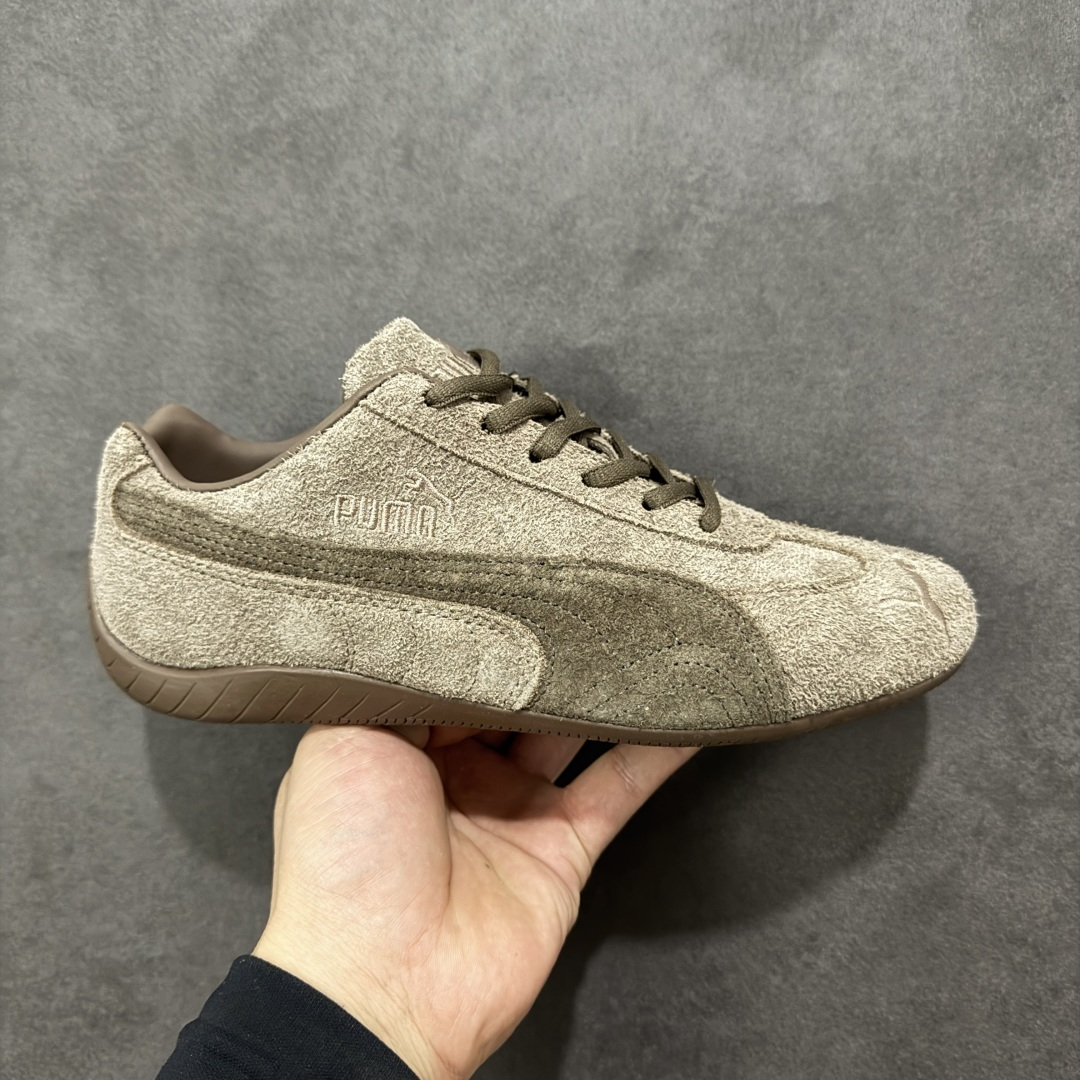 【公司级】Puma Speedcet OG 彪马低帮复古运动休闲赛车跑鞋 以趣味十足又前卫复古的设计引领潮流，将赛道精神融入街头时尚，开启前卫竞速之旅。融入经典配色，主打前卫复古风。鞋款的鞋侧以复古的流线造型，缀以经典Logo，巧妙吸睛；麂皮+网眼融合舒适鞋面，赋予了独特的个性美学，演绎赛车的无尽能量。 货号：406828-01 尺码：35.5-45-选品中心