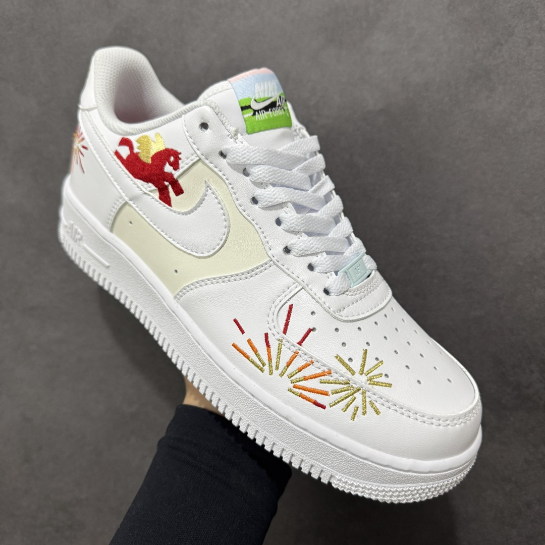 图片[3]-【定制版】Nike Air Force 1 Low 马年限定空军一号低帮运动休闲板鞋 官方同步 原装级别 原楦头原纸板 打造纯正空军版型#专注外贸渠道 全掌内置蜂窝气垫 #原盒配件 原厂中底钢印、拉帮完美 货号：IQ1133-111 尺码：36 36.5 37.5 38 38.5 39 40 40.5 41 42 42.5 43 44 44.5 45 编码：JJB270280-选品中心