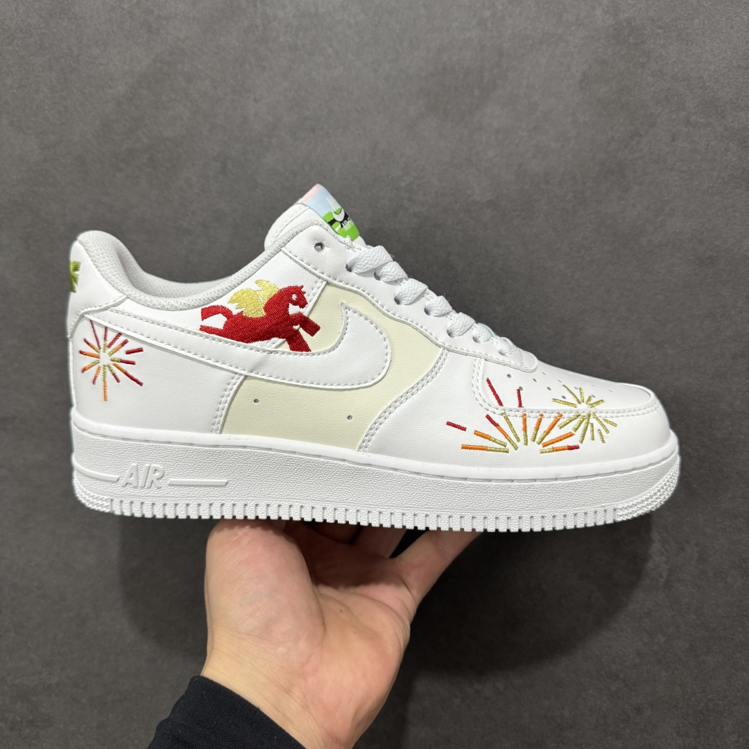 【定制版】Nike Air Force 1 Low 马年限定空军一号低帮运动休闲板鞋 官方同步 原装级别 原楦头原纸板 打造纯正空军版型#专注外贸渠道 全掌内置蜂窝气垫 #原盒配件 原厂中底钢印、拉帮完美 货号：IQ1133-111 尺码：36 36.5 37.5 38 38.5 39 40 40.5 41 42 42.5 43 44 44.5 45 编码：JJB270280-选品中心