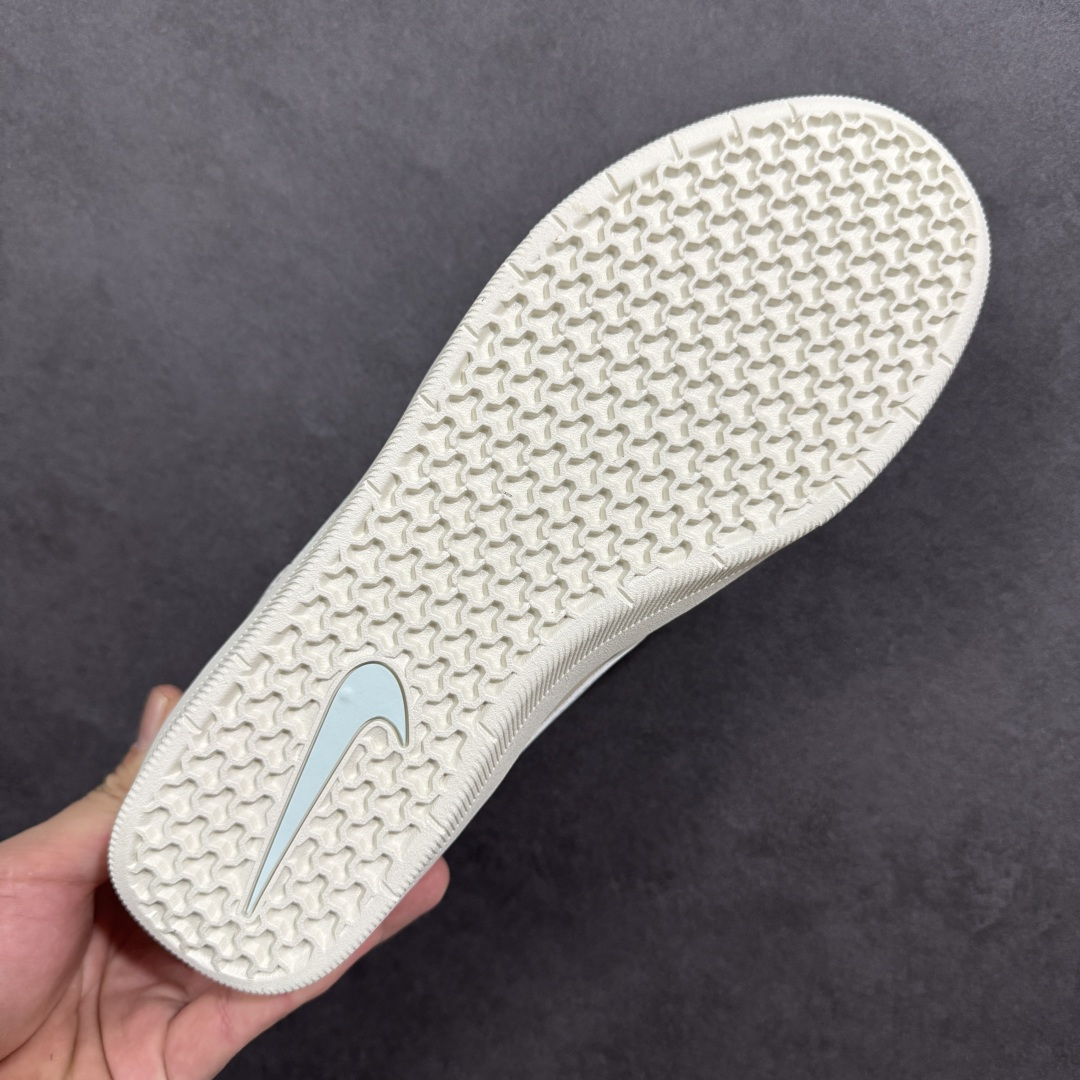 图片[9]-【公司级】Nike SB Force 58 是一款结合了经典篮球元素与滑板功能的鞋款。鞋身采用帆布、麂皮与冲孔细节，致敬传统篮球风格，呈现出复古又时尚的外观。加厚鞋舌设计提升穿着舒适度，内侧弹性衬布提供稳固贴合感，即使鞋带松脱也能保持鞋子贴合脚型。全新杯式外底设计兼顾耐久性与灵活性，减少磨合时间，提升滑板体验。鞋底Tri-Star纹理提供出色的抓地力和灵敏脚感。 货号：DV5476-003 尺码：36 36.5 37.5 38 38.5 39 40 40.5 41 42 42.5 43 44 45 编码：XSB220230-选品中心