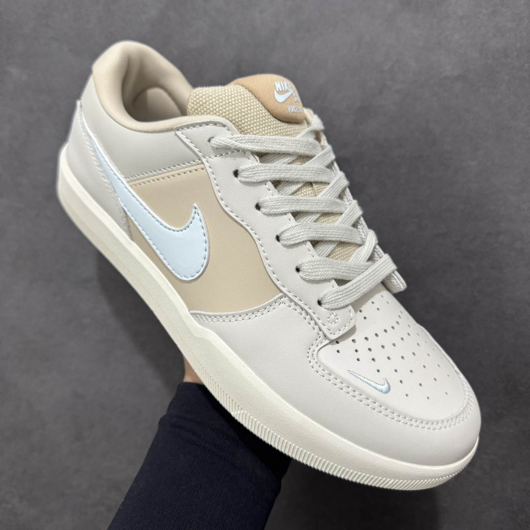 图片[3]-【公司级】Nike SB Force 58 是一款结合了经典篮球元素与滑板功能的鞋款。鞋身采用帆布、麂皮与冲孔细节，致敬传统篮球风格，呈现出复古又时尚的外观。加厚鞋舌设计提升穿着舒适度，内侧弹性衬布提供稳固贴合感，即使鞋带松脱也能保持鞋子贴合脚型。全新杯式外底设计兼顾耐久性与灵活性，减少磨合时间，提升滑板体验。鞋底Tri-Star纹理提供出色的抓地力和灵敏脚感。 货号：DV5476-003 尺码：36 36.5 37.5 38 38.5 39 40 40.5 41 42 42.5 43 44 45 编码：XSB220230-选品中心