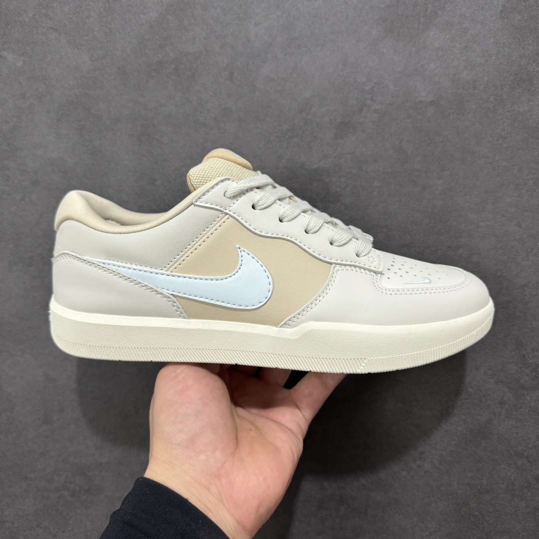 【公司级】Nike SB Force 58 是一款结合了经典篮球元素与滑板功能的鞋款。鞋身采用帆布、麂皮与冲孔细节，致敬传统篮球风格，呈现出复古又时尚的外观。加厚鞋舌设计提升穿着舒适度，内侧弹性衬布提供稳固贴合感，即使鞋带松脱也能保持鞋子贴合脚型。全新杯式外底设计兼顾耐久性与灵活性，减少磨合时间，提升滑板体验。鞋底Tri-Star纹理提供出色的抓地力和灵敏脚感。 货号：DV5476-003 尺码：36 36.5 37.5 38 38.5 39 40 40.5 41 42 42.5 43 44 45 编码：XSB220230-选品中心