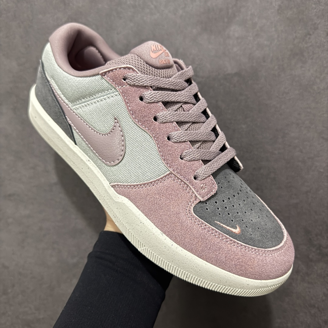 图片[3]-【公司级】Nike SB Force 58 是一款结合了经典篮球元素与滑板功能的鞋款。鞋身采用帆布、麂皮与冲孔细节，致敬传统篮球风格，呈现出复古又时尚的外观。加厚鞋舌设计提升穿着舒适度，内侧弹性衬布提供稳固贴合感，即使鞋带松脱也能保持鞋子贴合脚型。全新杯式外底设计兼顾耐久性与灵活性，减少磨合时间，提升滑板体验。鞋底Tri-Star纹理提供出色的抓地力和灵敏脚感。 货号：DV5476-003 尺码：36 36.5 37.5 38 38.5 39 40 40.5 41 42 42.5 43 44 45 编码：XSB220230-选品中心