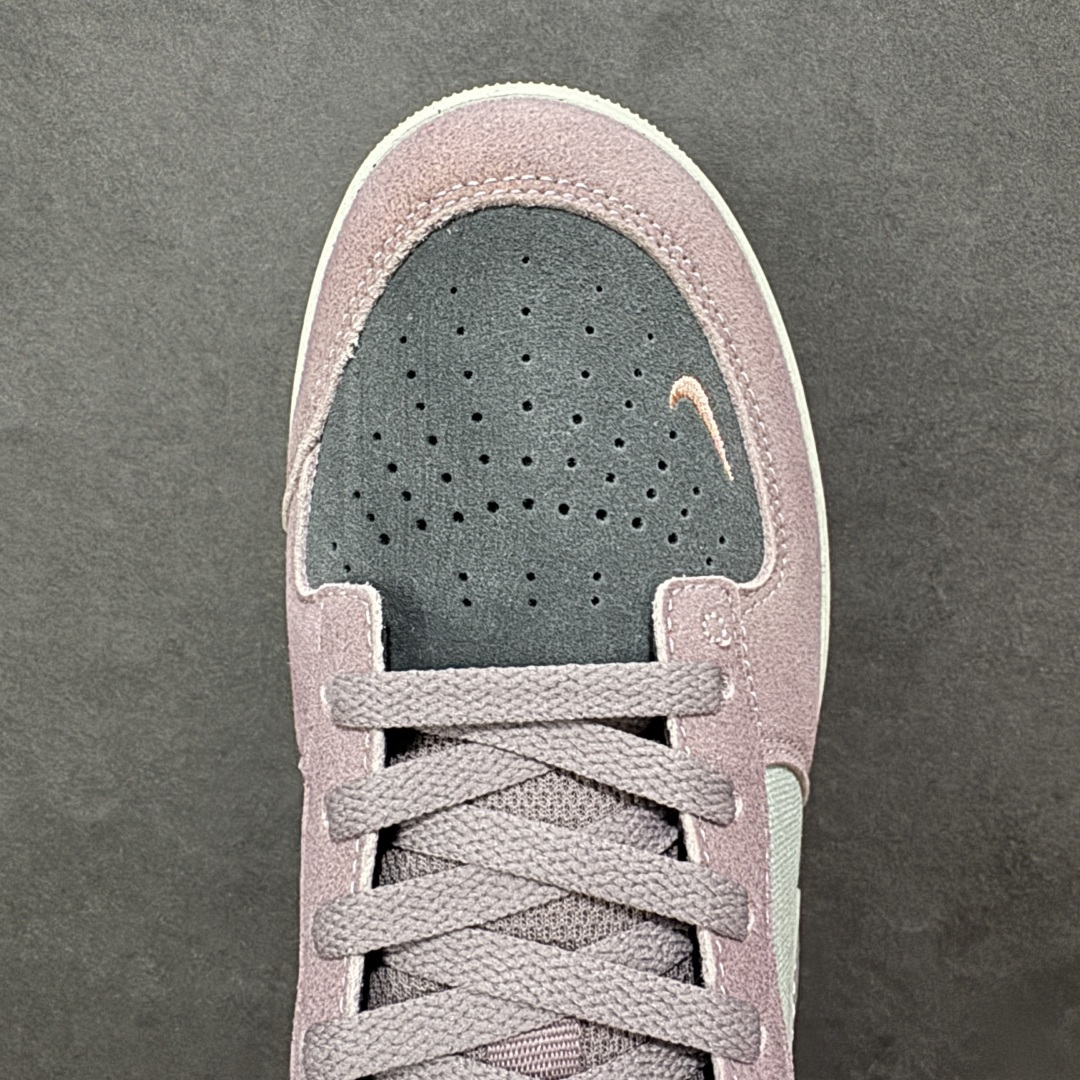 图片[8]-【公司级】Nike SB Force 58 是一款结合了经典篮球元素与滑板功能的鞋款。鞋身采用帆布、麂皮与冲孔细节，致敬传统篮球风格，呈现出复古又时尚的外观。加厚鞋舌设计提升穿着舒适度，内侧弹性衬布提供稳固贴合感，即使鞋带松脱也能保持鞋子贴合脚型。全新杯式外底设计兼顾耐久性与灵活性，减少磨合时间，提升滑板体验。鞋底Tri-Star纹理提供出色的抓地力和灵敏脚感。 货号：DV5476-003 尺码：36 36.5 37.5 38 38.5 39 40 40.5 41 42 42.5 43 44 45 编码：XSB220230-选品中心