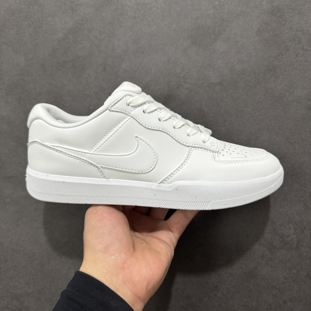 【公司级】Nike SB Force 58 是一款结合了经典篮球元素与滑板功能的鞋款。鞋身采用帆布、麂皮与冲孔细节，致敬传统篮球风格，呈现出复古又时尚的外观。加厚鞋舌设计提升穿着舒适度，内侧弹性衬布提供稳固贴合感，即使鞋带松脱也能保持鞋子贴合脚型。全新杯式外底设计兼顾耐久性与灵活性，减少磨合时间，提升滑板体验。鞋底Tri-Star纹理提供出色的抓地力和灵敏脚感。 货号：DH7505-100 尺码：36 36.5 37.5 38 38.5 39 40 40.5 41 42 42.5 43 44 45 编码：XSB220230-选品中心