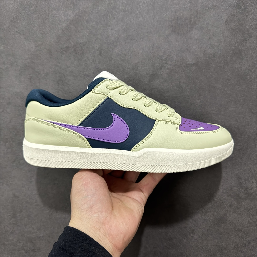 【公司级】Nike SB Force 58 是一款结合了经典篮球元素与滑板功能的鞋款。鞋身采用帆布、麂皮与冲孔细节，致敬传统篮球风格，呈现出复古又时尚的外观。加厚鞋舌设计提升穿着舒适度，内侧弹性衬布提供稳固贴合感，即使鞋带松脱也能保持鞋子贴合脚型。全新杯式外底设计兼顾耐久性与灵活性，减少磨合时间，提升滑板体验。鞋底Tri-Star纹理提供出色的抓地力和灵敏脚感。 货号：DV5476-300 尺码：36 36.5 37.5 38 38.5 39 40 40.5 41 42 42.5 43 44 45 编码：XSB220230-选品中心