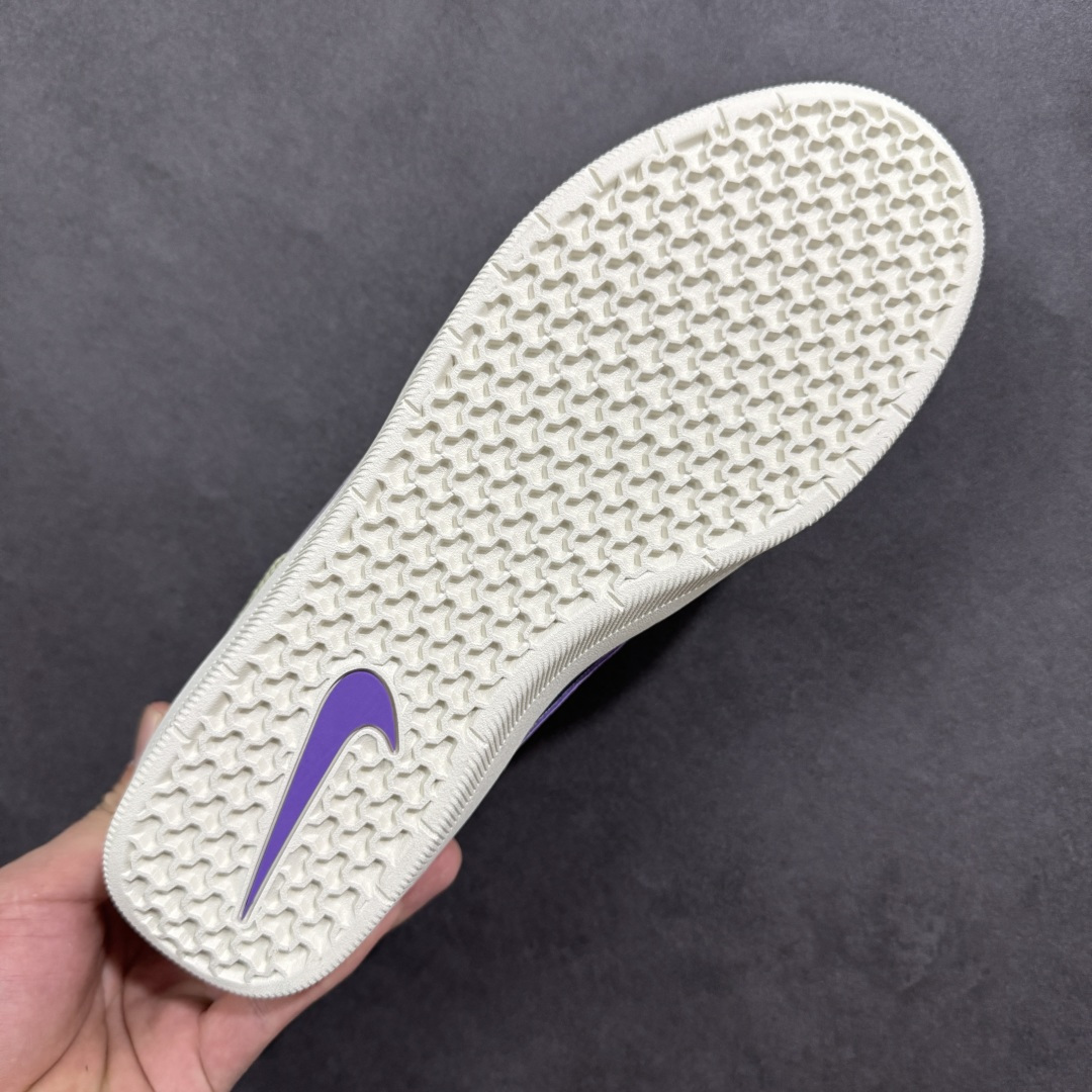 图片[9]-【公司级】Nike SB Force 58 是一款结合了经典篮球元素与滑板功能的鞋款。鞋身采用帆布、麂皮与冲孔细节，致敬传统篮球风格，呈现出复古又时尚的外观。加厚鞋舌设计提升穿着舒适度，内侧弹性衬布提供稳固贴合感，即使鞋带松脱也能保持鞋子贴合脚型。全新杯式外底设计兼顾耐久性与灵活性，减少磨合时间，提升滑板体验。鞋底Tri-Star纹理提供出色的抓地力和灵敏脚感。 货号：DV5476-300 尺码：36 36.5 37.5 38 38.5 39 40 40.5 41 42 42.5 43 44 45 编码：XSB220230-选品中心