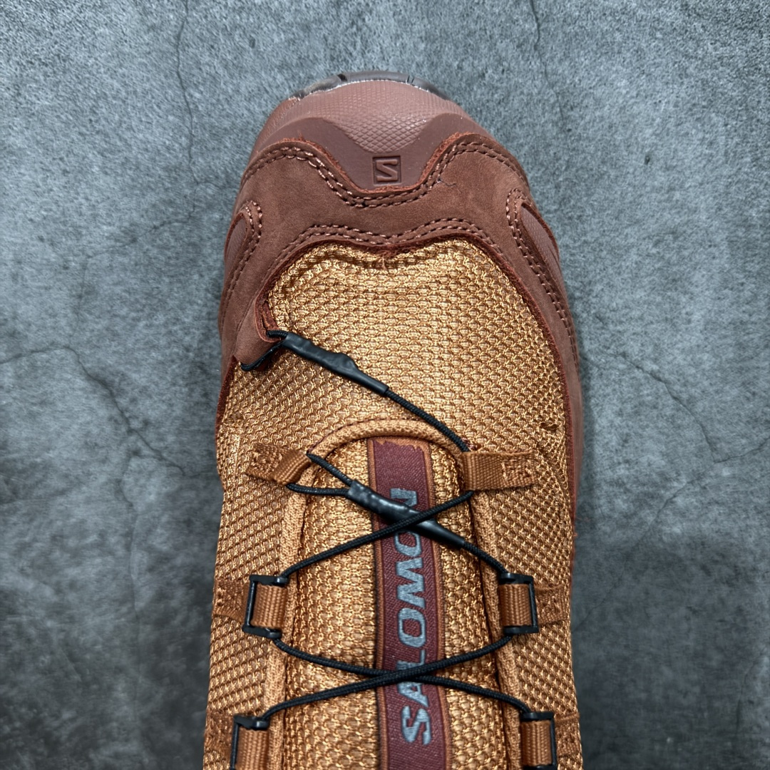 图片[5]-【Goat礼盒版】Salomon萨洛蒙2025秋冬新款XA pro 3D JEONG LI 二代系列新色系跑步鞋休闲运动鞋 479615 T0级别版本出货-只做市面市场第一档 皮面部位采用头层皮打造-横扫市面 中底搭载全掌玻璃纤维能量板和超厚弹性泡沫中底，跑动时推进力十足，缓震回馈很强，日常通勤或训练都很稳 鞋身长毛牛猄皮面设计，内层材质透气网面 穿着舒适度好 原版材质 原版大底 尺码：36-45-选品中心