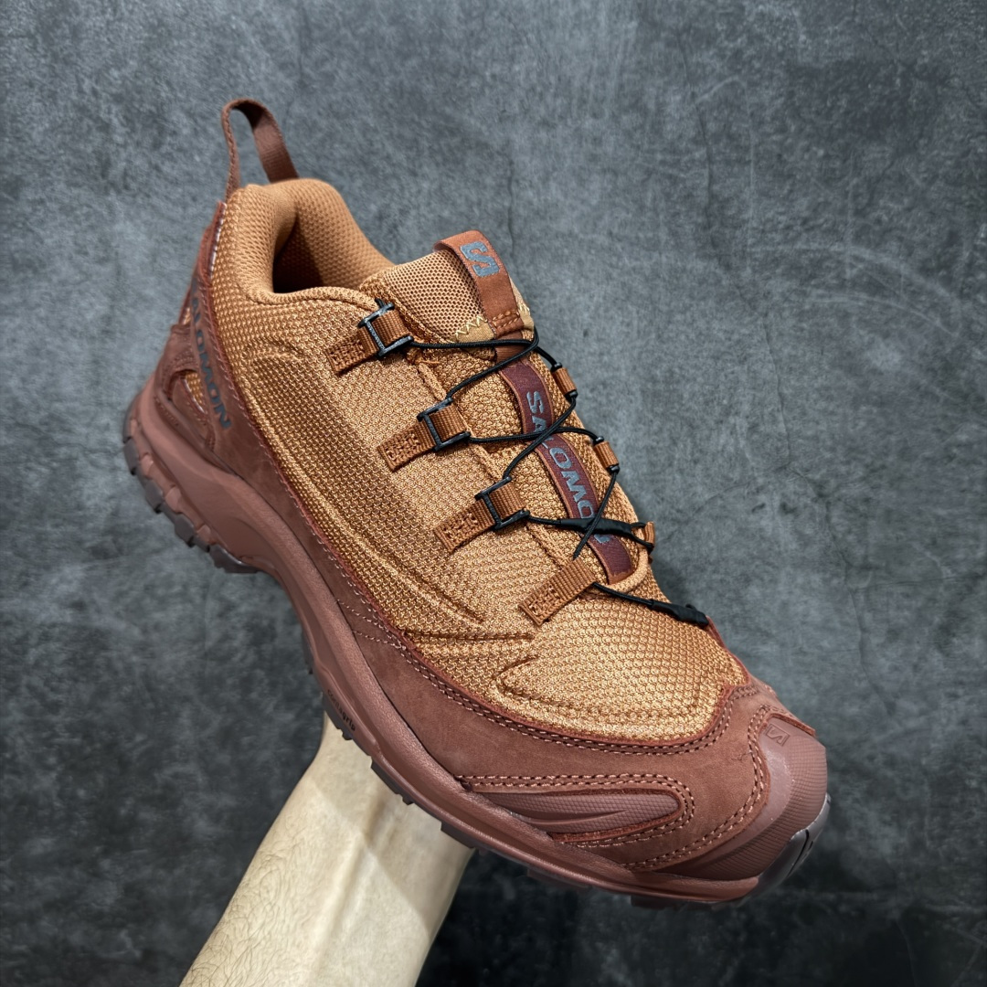 图片[3]-【Goat礼盒版】Salomon萨洛蒙2025秋冬新款XA pro 3D JEONG LI 二代系列新色系跑步鞋休闲运动鞋 479615 T0级别版本出货-只做市面市场第一档 皮面部位采用头层皮打造-横扫市面 中底搭载全掌玻璃纤维能量板和超厚弹性泡沫中底，跑动时推进力十足，缓震回馈很强，日常通勤或训练都很稳 鞋身长毛牛猄皮面设计，内层材质透气网面 穿着舒适度好 原版材质 原版大底 尺码：36-45-选品中心