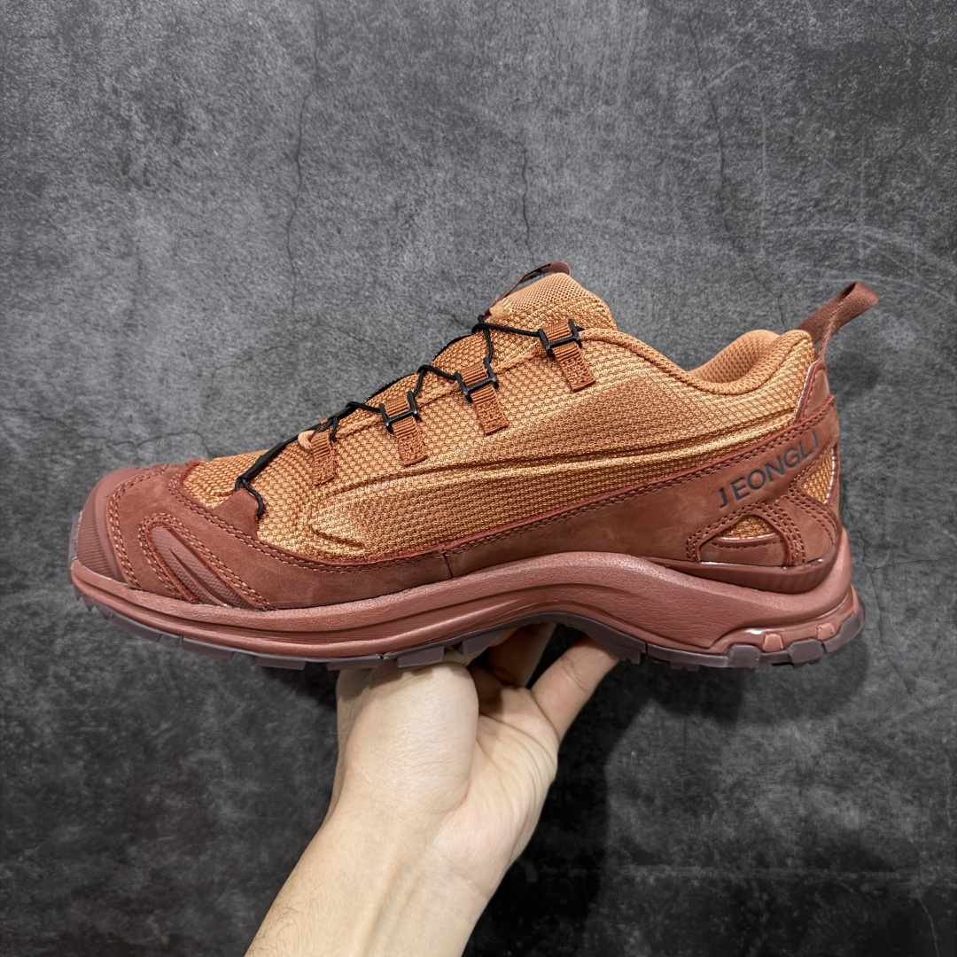 图片[2]-【Goat礼盒版】Salomon萨洛蒙2025秋冬新款XA pro 3D JEONG LI 二代系列新色系跑步鞋休闲运动鞋 479615 T0级别版本出货-只做市面市场第一档 皮面部位采用头层皮打造-横扫市面 中底搭载全掌玻璃纤维能量板和超厚弹性泡沫中底，跑动时推进力十足，缓震回馈很强，日常通勤或训练都很稳 鞋身长毛牛猄皮面设计，内层材质透气网面 穿着舒适度好 原版材质 原版大底 尺码：36-45-选品中心