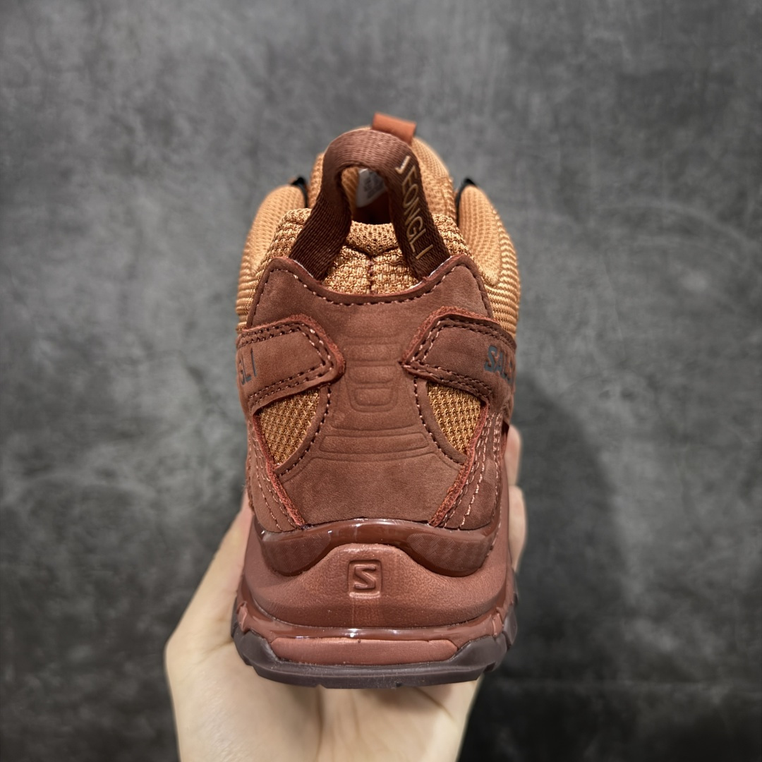 图片[4]-【Goat礼盒版】Salomon萨洛蒙2025秋冬新款XA pro 3D JEONG LI 二代系列新色系跑步鞋休闲运动鞋 479615 T0级别版本出货-只做市面市场第一档 皮面部位采用头层皮打造-横扫市面 中底搭载全掌玻璃纤维能量板和超厚弹性泡沫中底，跑动时推进力十足，缓震回馈很强，日常通勤或训练都很稳 鞋身长毛牛猄皮面设计，内层材质透气网面 穿着舒适度好 原版材质 原版大底 尺码：36-45-选品中心