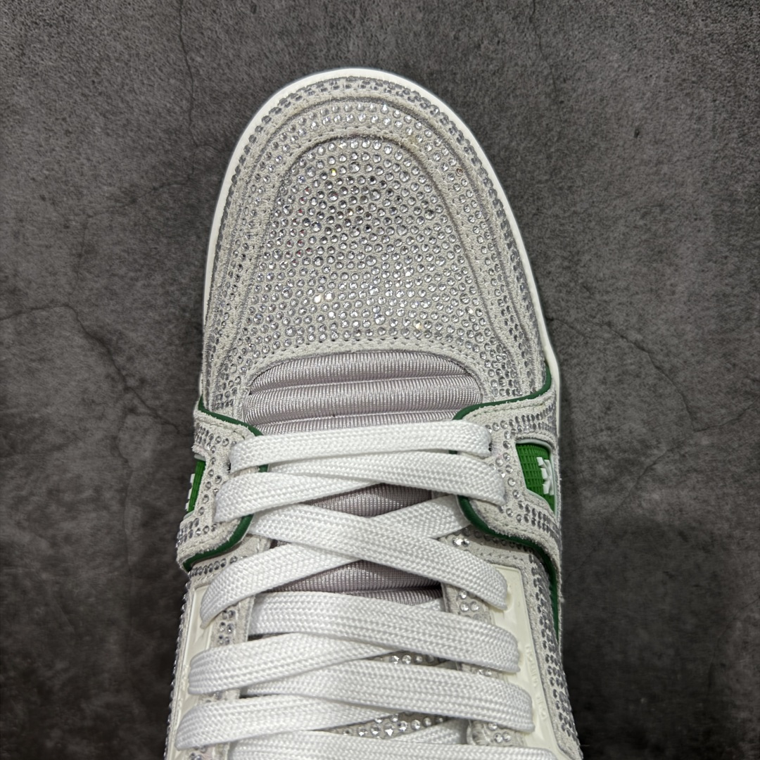 图片[5]-【YS纯原】广奢高端货 LOUIS VUITTON LV Trainer钻鞋｜低帮奢华板鞋灰绿钻鞋 ✦LV Trainer系列高阶版本，满钻设计吸睛度拉满 ✦手工镶嵌水钻，排列紧密，光泽度通透不廉价 ✦鞋面采用头层小牛皮＋钻面组合，质感高级 ✦原楦型开发，鞋型挺拔，上脚显脚小 ✦私模TPU组合厚底，稳定缓震，行走舒适 ✦细节对版，完成度高 ✦专柜级包装＋配件齐全 ✦舞台/夜场/穿搭炸街首选 尺码：39–45-选品中心