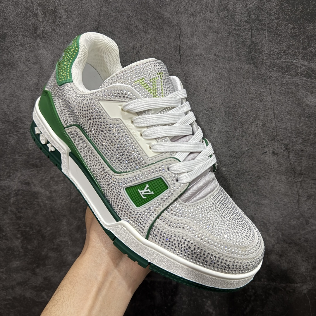 图片[3]-【YS纯原】广奢高端货 LOUIS VUITTON LV Trainer钻鞋｜低帮奢华板鞋灰绿钻鞋 ✦LV Trainer系列高阶版本，满钻设计吸睛度拉满 ✦手工镶嵌水钻，排列紧密，光泽度通透不廉价 ✦鞋面采用头层小牛皮＋钻面组合，质感高级 ✦原楦型开发，鞋型挺拔，上脚显脚小 ✦私模TPU组合厚底，稳定缓震，行走舒适 ✦细节对版，完成度高 ✦专柜级包装＋配件齐全 ✦舞台/夜场/穿搭炸街首选 尺码：39–45-选品中心